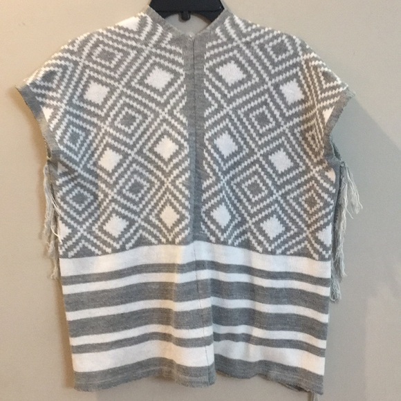 Sleeveless sweater vest/poncho Grey & white size 8 {130} - Picture 2 of 5